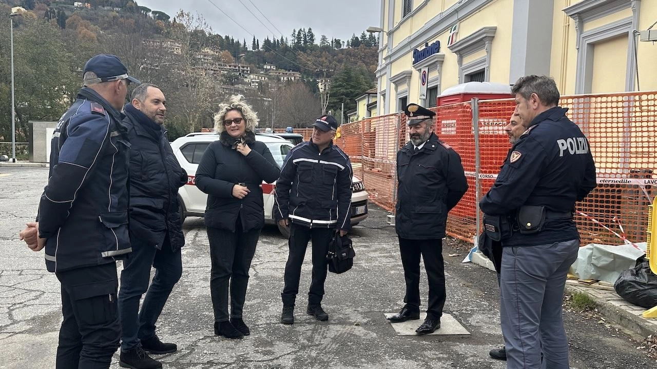 Il sopralluogo della sindaca Lucarini alla stazione con i tecnici di Rfi Il sopralluogo della sindaca Lucarini alla stazione con i tecnici di Rfi