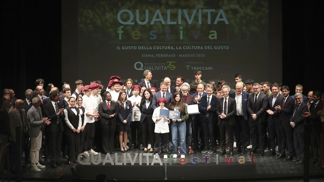 Il ministro dell’agricoltura al Teatro dei Rozzi con Massimo Bottura, dialogo sulla cucina italiana "Il Governo ha promosso la candidatura a bene immateriale dell’Unesco, siamo a buon punto". Il ministro dell’agricoltura al Teatro dei Rozzi con Massimo Bottura, dialogo sulla cucina italiana "Il Governo ha promosso la candidatura a bene immateriale dell’Unesco, siamo a buon punto".