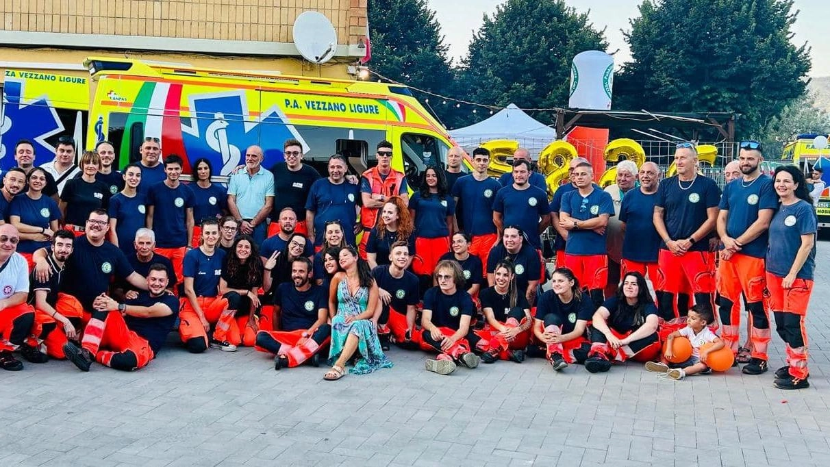 Una bella foto di gruppo degli operatori della Pubblica assistenza Una bella foto di gruppo degli operatori della Pubblica assistenza