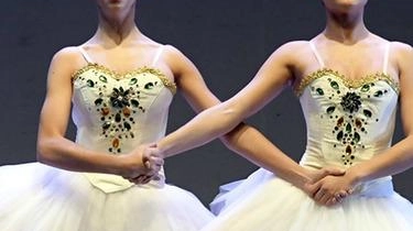 Un gran galà della danza al teatro Petrarca di Arezzo. Oggi è in programma il concorso "Piero della Francesca" che,... Un gran galà della danza al teatro Petrarca di Arezzo. Oggi è in programma il concorso "Piero della Francesca" che,...