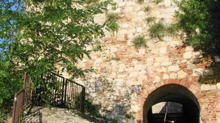 Al centro della questione. la proprietà del Bastione di Sapia se è, effettivamente, del Comune oppure no Al centro della questione. la proprietà del Bastione di Sapia se è, effettivamente, del Comune oppure no