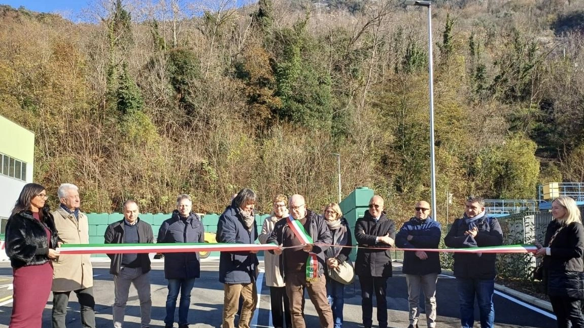 La soddisfazione dell’assessore all’ambiente Silicani per il nuovo servizio. L’impianto viene utilizzato anche dai residenti di Stazzema e Strettoia. La soddisfazione dell’assessore all’ambiente Silicani per il nuovo servizio. L’impianto viene utilizzato anche dai residenti di Stazzema e Strettoia.
