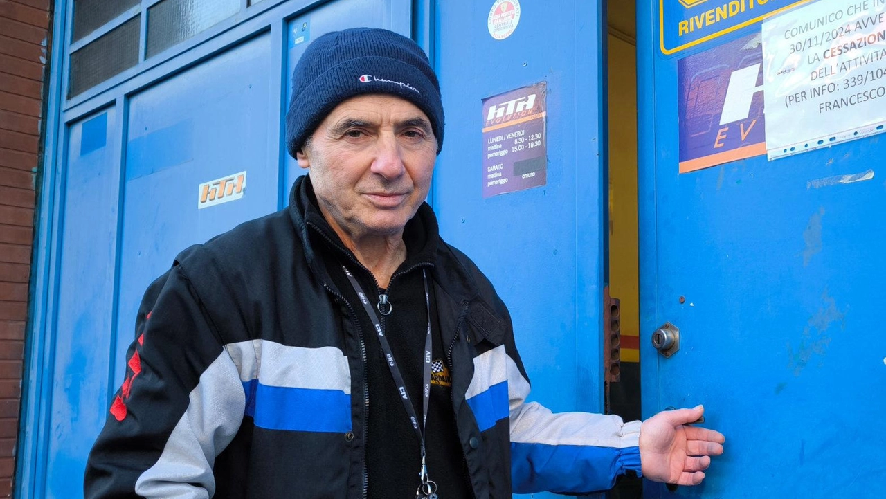 Francesco Iandolo davanti al portone della sua ormai ex officina in via Ciliani che sta smontando: qui ha trascorso più di trent’anni lavorando anche di notte Francesco Iandolo davanti al portone della sua ormai ex officina in via Ciliani che sta smontando: qui ha trascorso più di trent’anni lavorando anche di notte