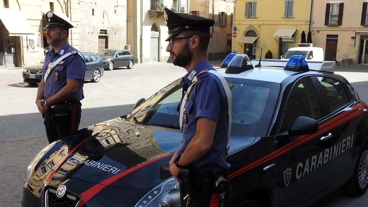 I carabinieri sono dovuti. intervenire di primo mattino per questa lite furibonda I carabinieri sono dovuti. intervenire di primo mattino per questa lite furibonda