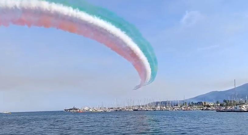 le frecce tricolori spettacolo a spezia tanta gente per lo show di fronte al mare