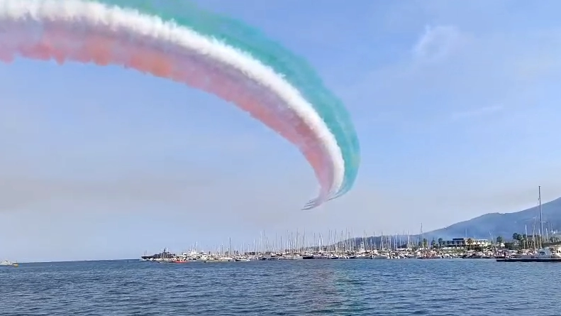 Le Frecce Tricolori, spettacolo a Spezia: tanta gente per lo show di fronte al mare