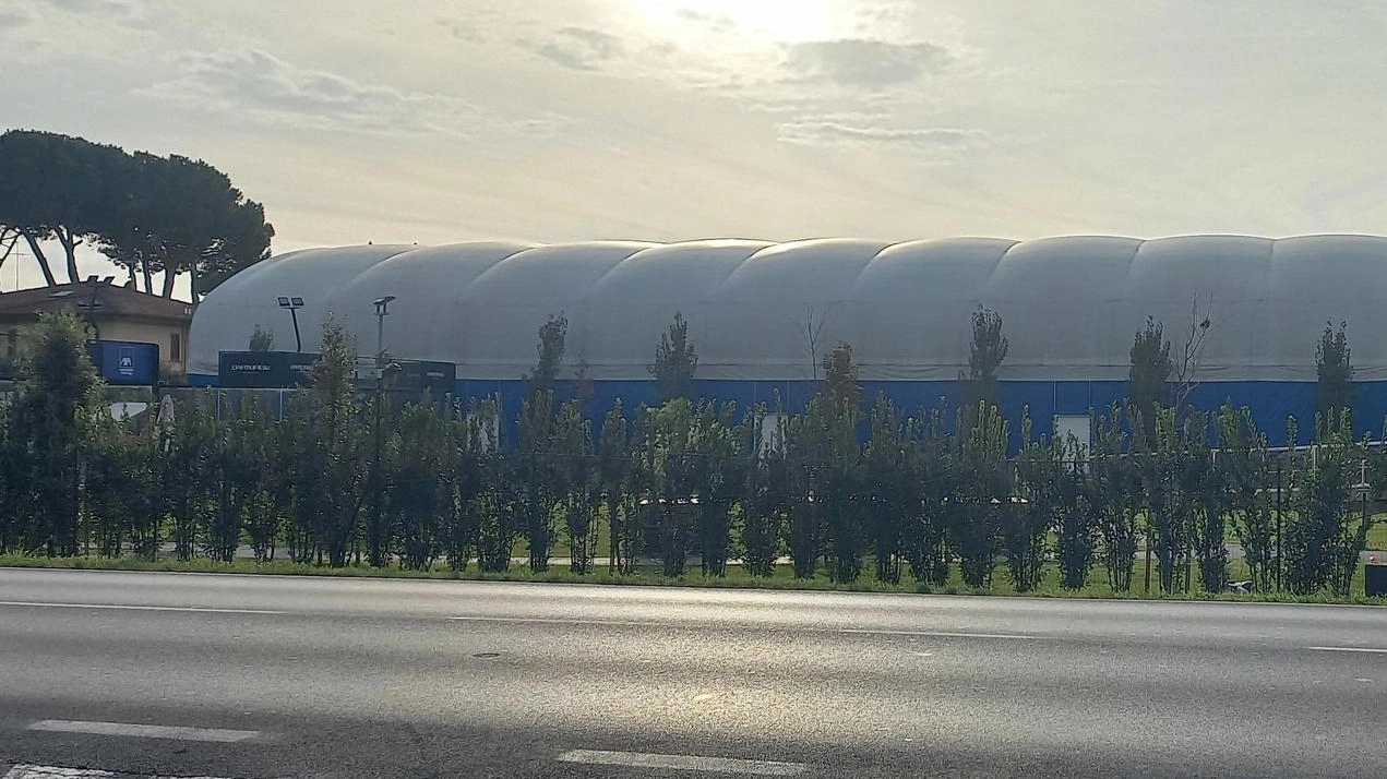 Il capannone dell’impianto sportivo realizzato a Focette dalla “Sentinel group“ di Milano in un vasto terreno incastonato tra l’Aurelia e via Cavour Il capannone dell’impianto sportivo realizzato a Focette dalla “Sentinel group“ di Milano in un vasto terreno incastonato tra l’Aurelia e via Cavour