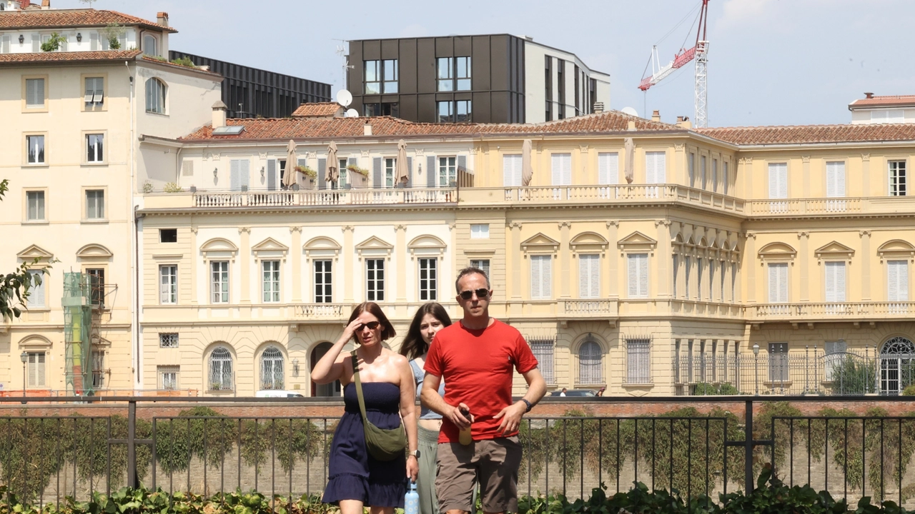 Il cubo nero che svetta tra i palazzi storici del centro di Firenze. Divampa la polemica sulla costruzione (New Press Photo) Il cubo nero che svetta tra i palazzi storici del centro di Firenze. Divampa la polemica sulla costruzione (New Press Photo)