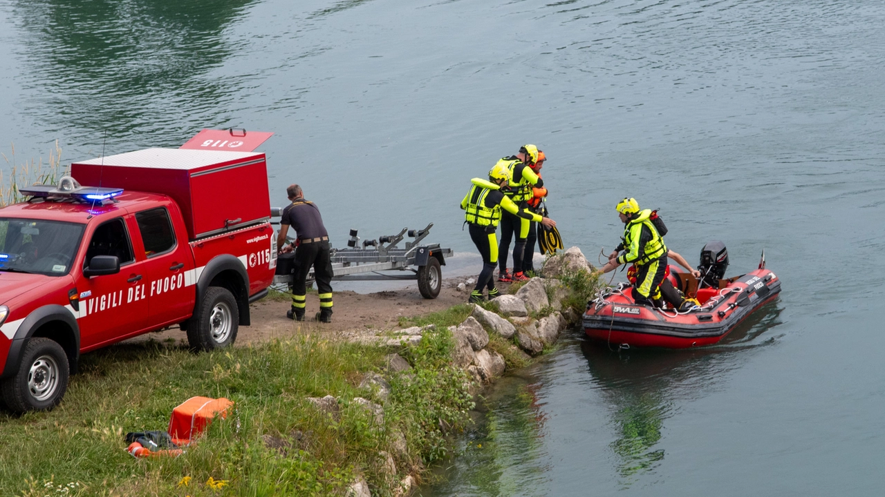 Vigili del fuoco e sommozzatori al lavoro (foto Ansa di repertorio)