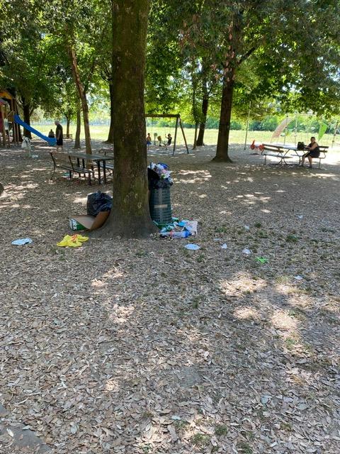 parco di via arno diffuso di rifiuti la protesta di nonni e genitori