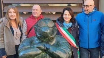SCANDICCI (Firenze) Staino "patrono laico" di Scandicci. Domenica scorsa all’Acciaiolo, commozione e tante persone per lo svelamento della statua di "Bobo... SCANDICCI (Firenze) Staino "patrono laico" di Scandicci. Domenica scorsa all’Acciaiolo, commozione e tante persone per lo svelamento della statua di "Bobo...