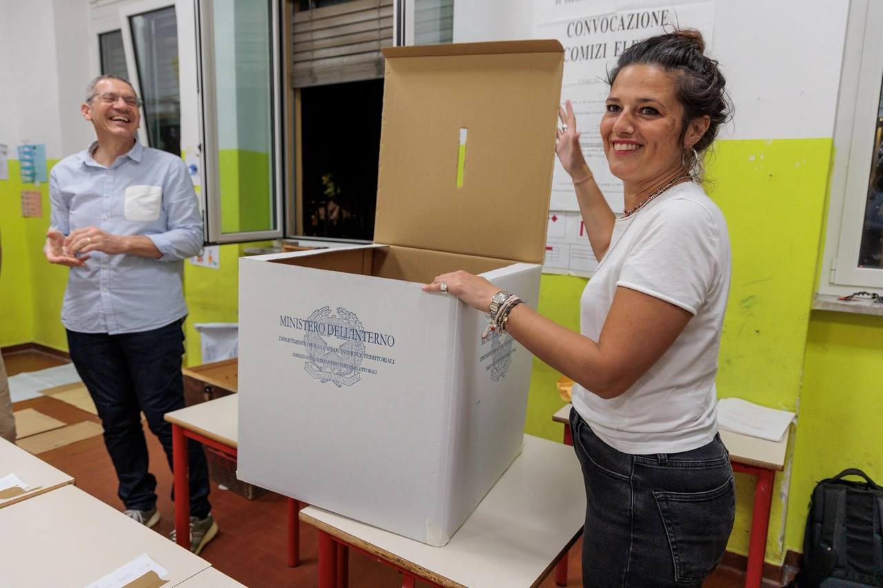 Lo spoglio dei voti in un seggio di Pisa. Le operazioni si sono concluse alle 23, poi gli scrutatori hanno iniziato con la conta delle preferenze (Del Punta / Valtriani)