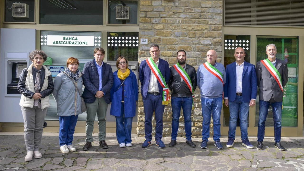 La protesta dei sindaci davanti alla filiale bancaria che ha alzato i tacchi dal paesino di Londa La protesta dei sindaci davanti alla filiale bancaria che ha alzato i tacchi dal paesino di Londa
