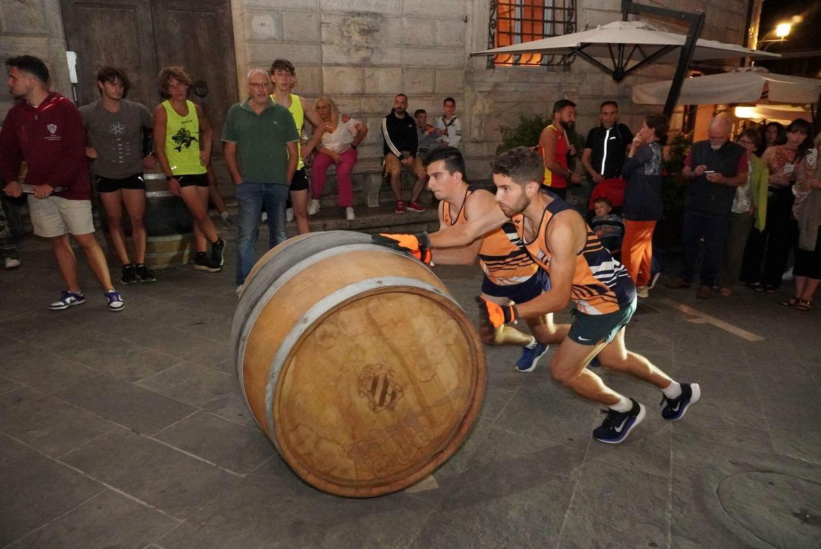 montepulciano si accende via al conto alla rovescia per il brav236o delle botti