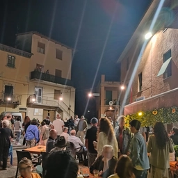 Cortona, a Mercatale la festa Sotto le stelle: associazioni e commercianti fanno squadra