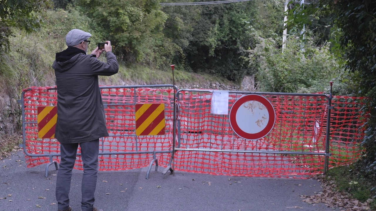 A Bagnone la strada è chiusa per frana ormai da settimane A Bagnone la strada è chiusa per frana ormai da settimane