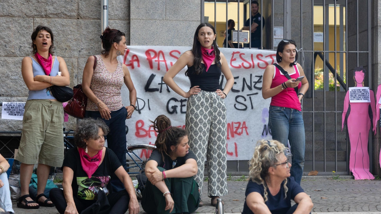 Un momento del presidio davanti al Tribunale di Pisa di varie sigle, tra cui Una di meno e Casa della donna: una delegazione ha assistito anche all’udienza (. foto Del Punta per Valtriani Un momento del presidio davanti al Tribunale di Pisa di varie sigle, tra cui Una di meno e Casa della donna: una delegazione ha assistito anche all’udienza (. foto Del Punta per Valtriani