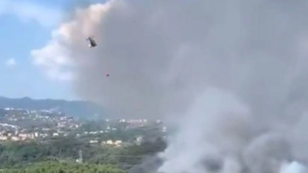 L’intervento dell’elicottero dei vigili del fuoco sull’incendio che è divampato sulla collina tra Pietralba e Pitelli L’intervento dell’elicottero dei vigili del fuoco sull’incendio che è divampato sulla collina tra Pietralba e Pitelli