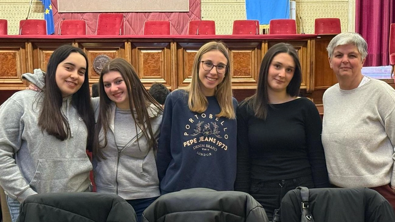 Melissa Bengasi, Nicla Matteucci, Martina Ulivi e Lisa Marini accompagnate dalla professoressa Katia Giannelli