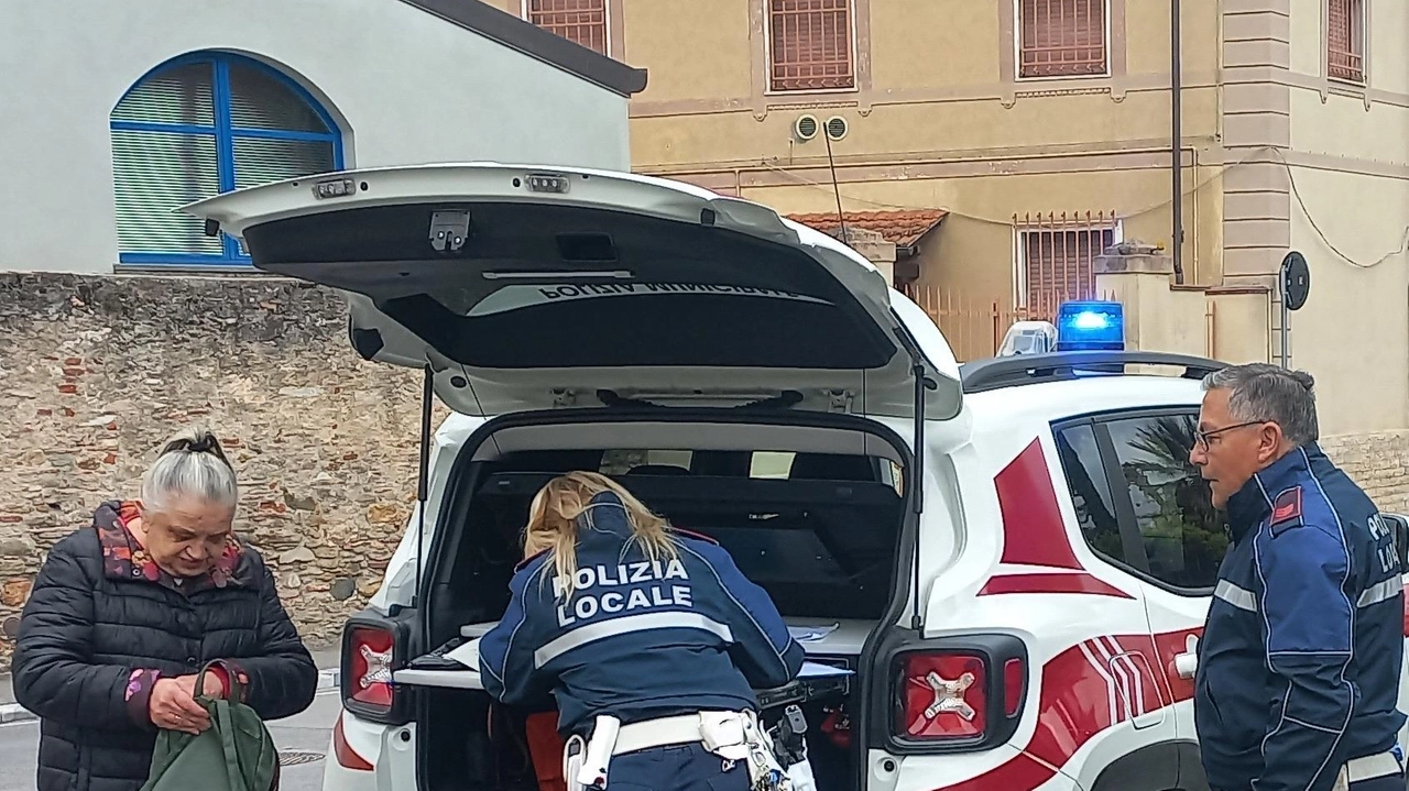 Una pattuglia della Polizia municipale impegnata durante un’attività di controllo in via Oberdan. È solo una parte della mole di lavoro portata avanti ogni giorno Una pattuglia della Polizia municipale impegnata durante un’attività di controllo in via Oberdan. È solo una parte della mole di lavoro portata avanti ogni giorno