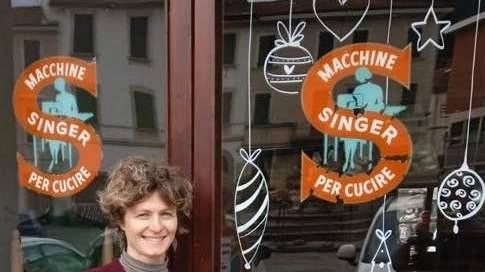 La giovane professionista, dopo 5 anni di scuola e con tre diplomi avvia l’attività in piazza Medicea dove si vendevano tessuti e SInger " La mia è una professione nobile. Posso dare un valore aggiunto" . La giovane professionista, dopo 5 anni di scuola e con tre diplomi avvia l’attività in piazza Medicea dove si vendevano tessuti e SInger " La mia è una professione nobile. Posso dare un valore aggiunto" .