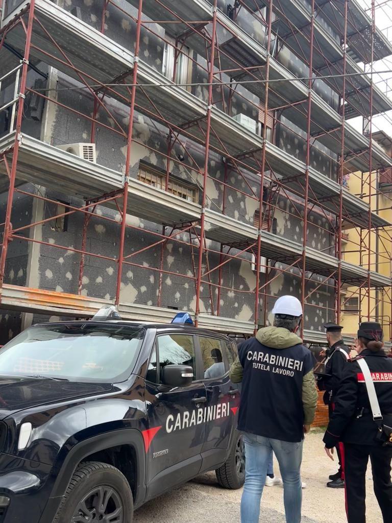 cantiere di spoleto poco sicuro lavoratori in quota a rischio scatta una sanzione