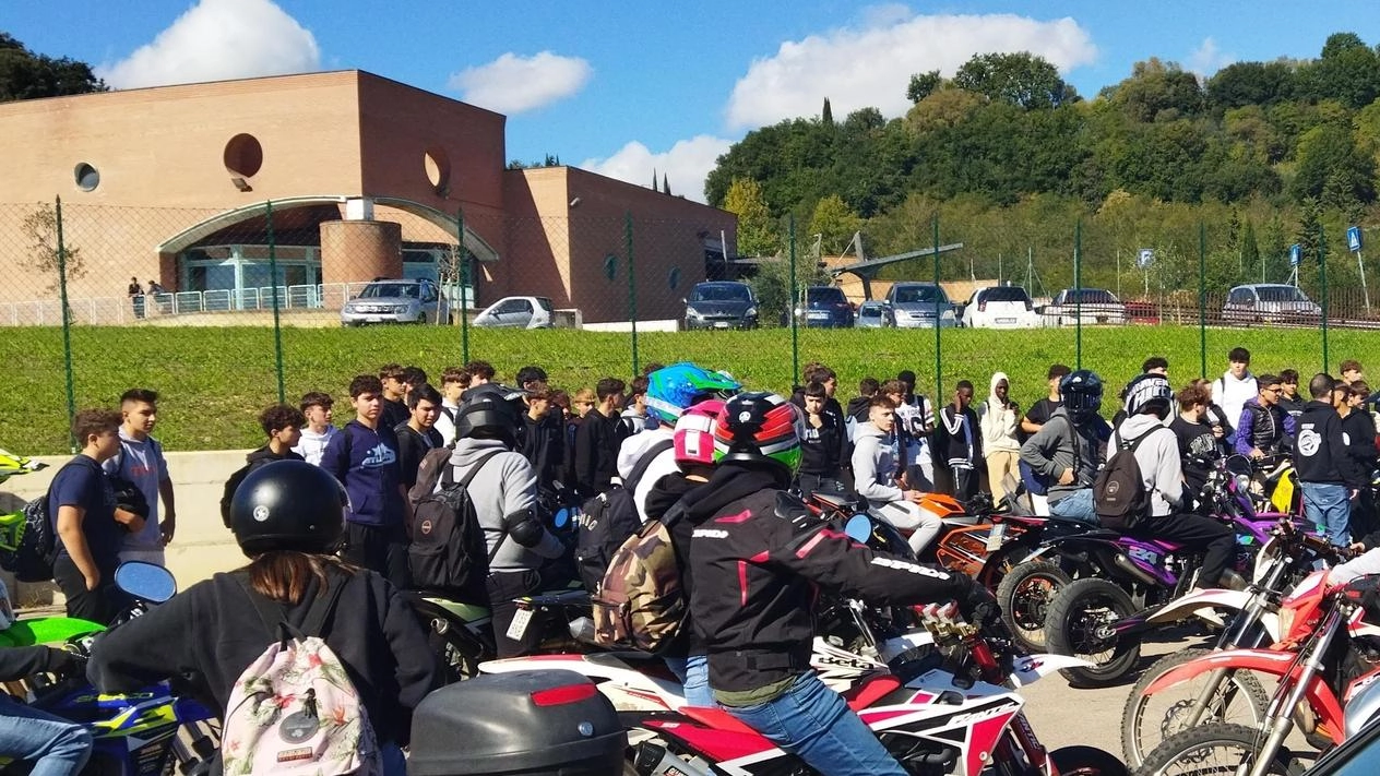 Tanti giovani si sono ritrovati davanti al Roncalli ed hanno esposto una striscione Tanti giovani si sono ritrovati davanti al Roncalli ed hanno esposto una striscione