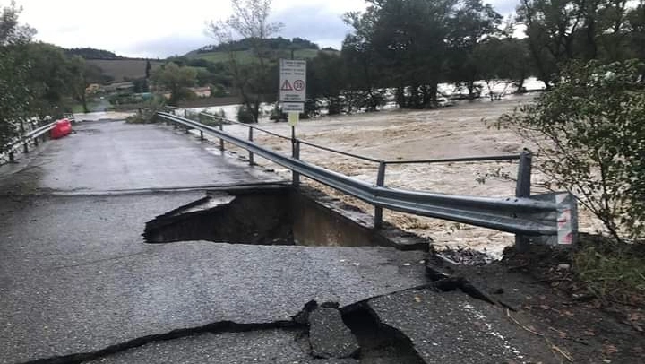 Uno dei crolli per la furia dell’acqua Uno dei crolli per la furia dell’acqua