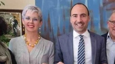 L’assessore Valentina Vespi con il sindaco di Montemurlo Simone Calamai. Il Comune offre la possibilità a due giovani di partecipare al «Viaggio della memoria»