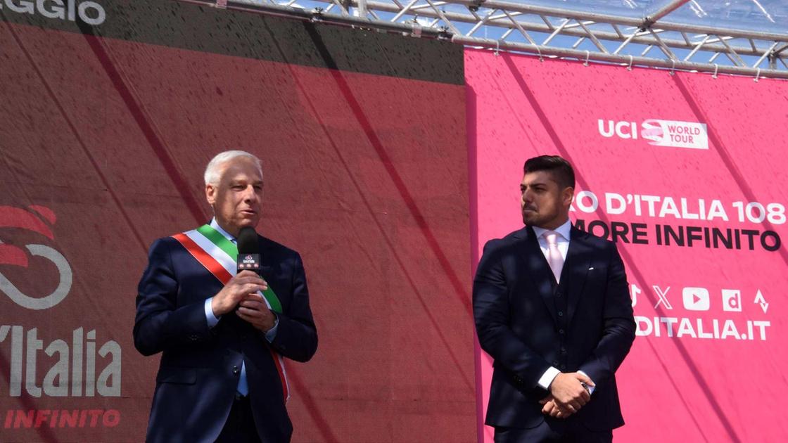 https://www.lanazione.it/image-service/view/acePublic/alias/contentid/MGMyZThjMDgtYmM2YS00/0/il-villaggio-preso-dassalto-dai-tifosi-risposta-eccezionale-della-citta.jpeg?f=16:9&w=1200&h=630