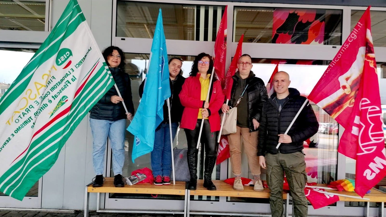 Dopo aver incrociato le braccia all’ingresso del negozio dell’Osmannoro, i lavoratori dell’Ikea di Sesto Fiorentino sono tornati a scioperare ... Dopo aver incrociato le braccia all’ingresso del negozio dell’Osmannoro, i lavoratori dell’Ikea di Sesto Fiorentino sono tornati a scioperare ...