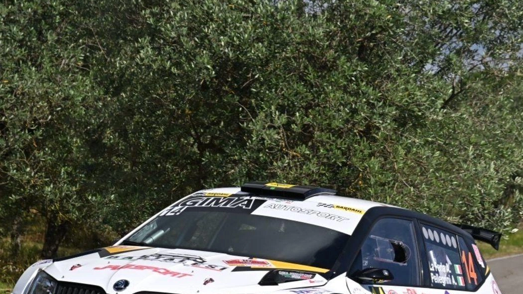 Il pilota La Ferla mentre sfreccia per le vie collinari in vista della gara di Rally Il pilota La Ferla mentre sfreccia per le vie collinari in vista della gara di Rally