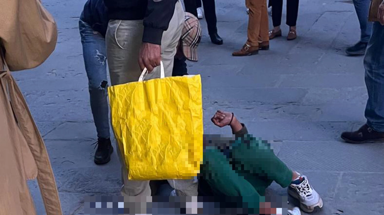 Un’immagine del giovane ferito a terra in via Pianigiani: è accaduto davanti a tutti