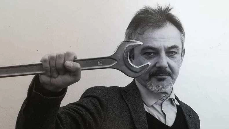 Angelo Ferracuti è considerato uno degli scrittori di riferimento della letteratura italiana sul tema occupazione "L’Italia di oggi sta vivendo un declino industriale evidente. L’economia produttiva si è impoverita moltissimo" . Angelo Ferracuti è considerato uno degli scrittori di riferimento della letteratura italiana sul tema occupazione "L’Italia di oggi sta vivendo un declino industriale evidente. L’economia produttiva si è impoverita moltissimo" .