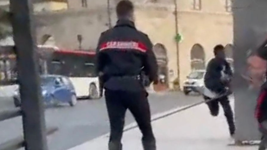 Un momento ad alta tensione in via Bilenchi con i Carabinieri impegnati nel bloccare un uomo armato di bastone e completamente fuori di testa Un momento ad alta tensione in via Bilenchi con i Carabinieri impegnati nel bloccare un uomo armato di bastone e completamente fuori di testa
