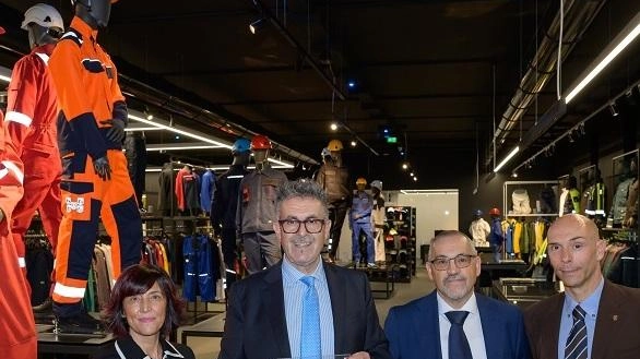 Gino Sirci all’interno della sua azienda con il premio ricevuto per le condizioni di lavoro dignitose e sicure di tutti i dipendenti Gino Sirci all’interno della sua azienda con il premio ricevuto per le condizioni di lavoro dignitose e sicure di tutti i dipendenti