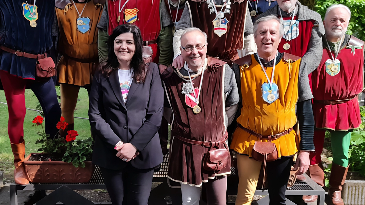 Gli 11 balestrieri di Sansepolcro in gara assieme all’assessore Mia Pisano. di Lucca Gli 11 balestrieri di Sansepolcro in gara assieme all’assessore Mia Pisano. di Lucca