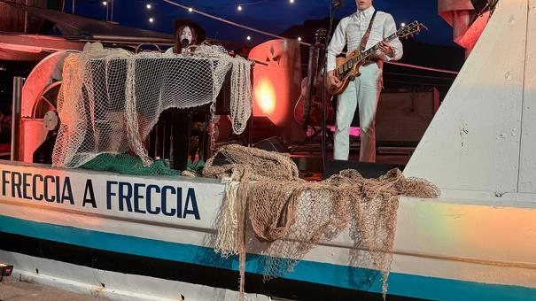 In 1500 hanno assistito al concerto gratuito dell’artista sul mare di Porto Ercole. Sul Freccia anche Tommaso Ottomano che ha baciato la nonna prima di suonare. In 1500 hanno assistito al concerto gratuito dell’artista sul mare di Porto Ercole. Sul Freccia anche Tommaso Ottomano che ha baciato la nonna prima di suonare.