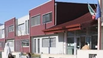 L’ingresso dell’istituto comprensivo “Baracchini” di Villafranca è finito al centro del dibattito dopo la polemica che si è sollevata in merito a un progetto per la creazione di un murales a tema inclusione L’ingresso dell’istituto comprensivo “Baracchini” di Villafranca è finito al centro del dibattito dopo la polemica che si è sollevata in merito a un progetto per la creazione di un murales a tema inclusione