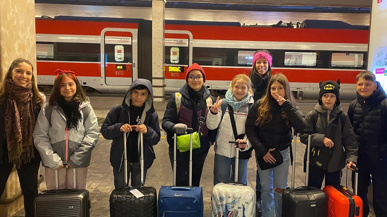 Il gruppo con le insegnanti della scuola primaria e secondaria Giulia Fabiani e Barbara Marracino e. otto alunni di entrambi i gradi Il gruppo con le insegnanti della scuola primaria e secondaria Giulia Fabiani e Barbara Marracino e. otto alunni di entrambi i gradi