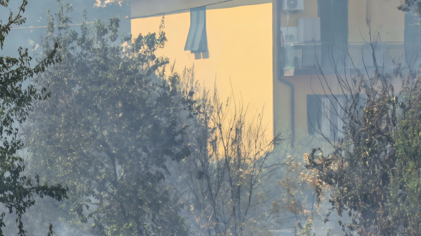 L’incendio in zona Acciaiolo e l’allarme lanciato dai residenti. Le cause restano da accertare. non si esclude l’azione dolosa. . . L’incendio in zona Acciaiolo e l’allarme lanciato dai residenti. Le cause restano da accertare. non si esclude l’azione dolosa. . .