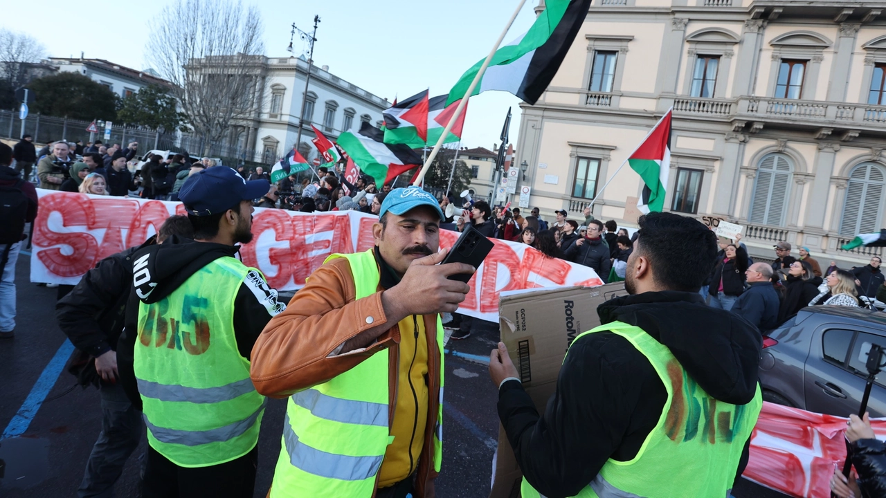 Il corteo accanto al consolato Usa