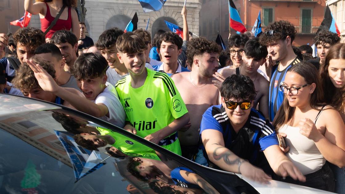 https://www.lanazione.it/image-service/view/acePublic/alias/contentid/MGNlNTFiMTQtOTk2NC00/0/la-politica-che-applaude-grande-grazie-ai-ragazzi-unimpresa-straordinaria.jpeg?f=16:9&w=1200&h=630