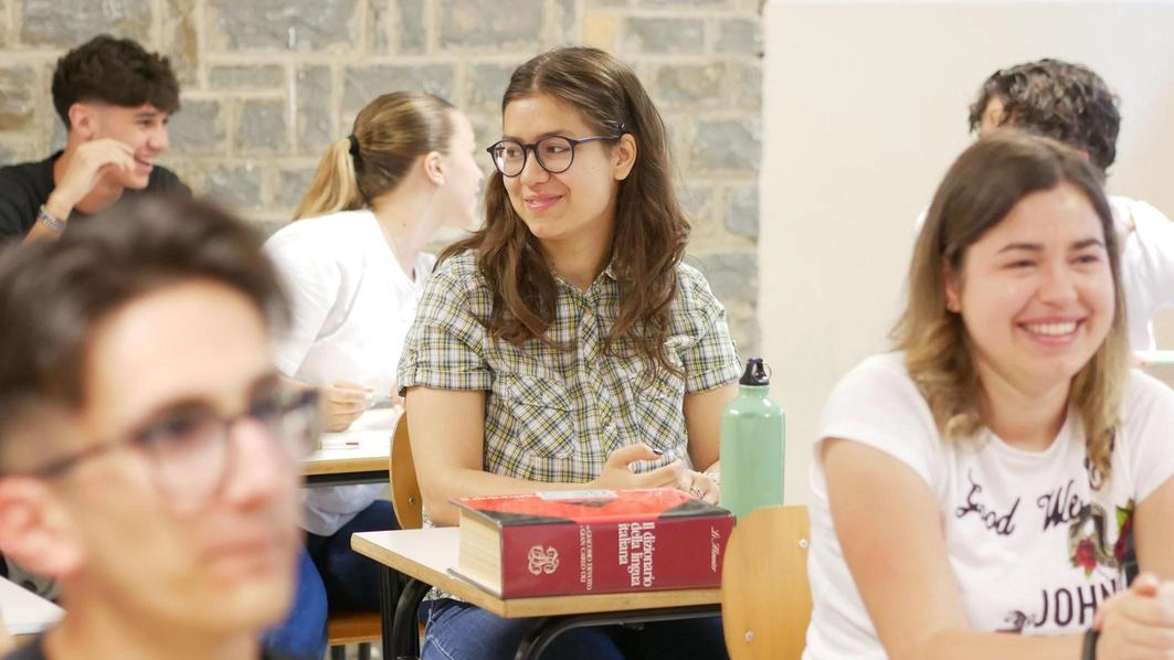 Gli studenti e le studentesse del Liceo Francesco Redi di Arezzo Gli studenti e le studentesse del Liceo Francesco Redi di Arezzo