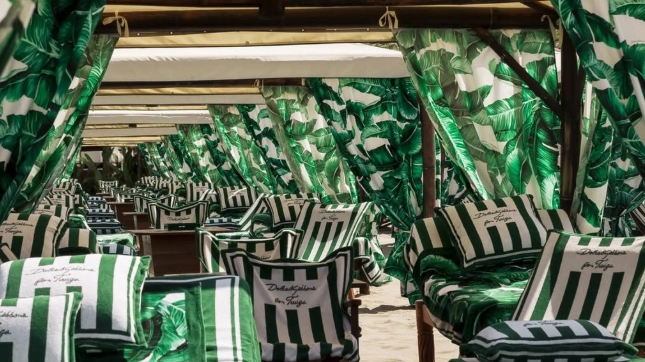 Le tende del Twiga: nel passaggio di proprietà lo stile di questa prima estate a gestione Del Vecchio ha subito delle modifiche. Per l'arredamento c'è una collaborazione con Dolce & Gabbana