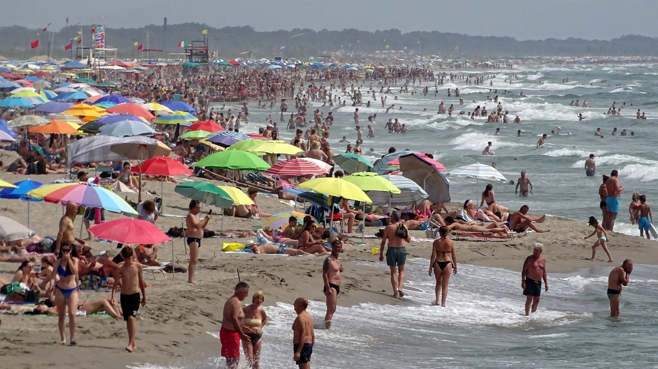 Tantissimi bagnanti in spiaggia in Versilia (Foto Umicini)