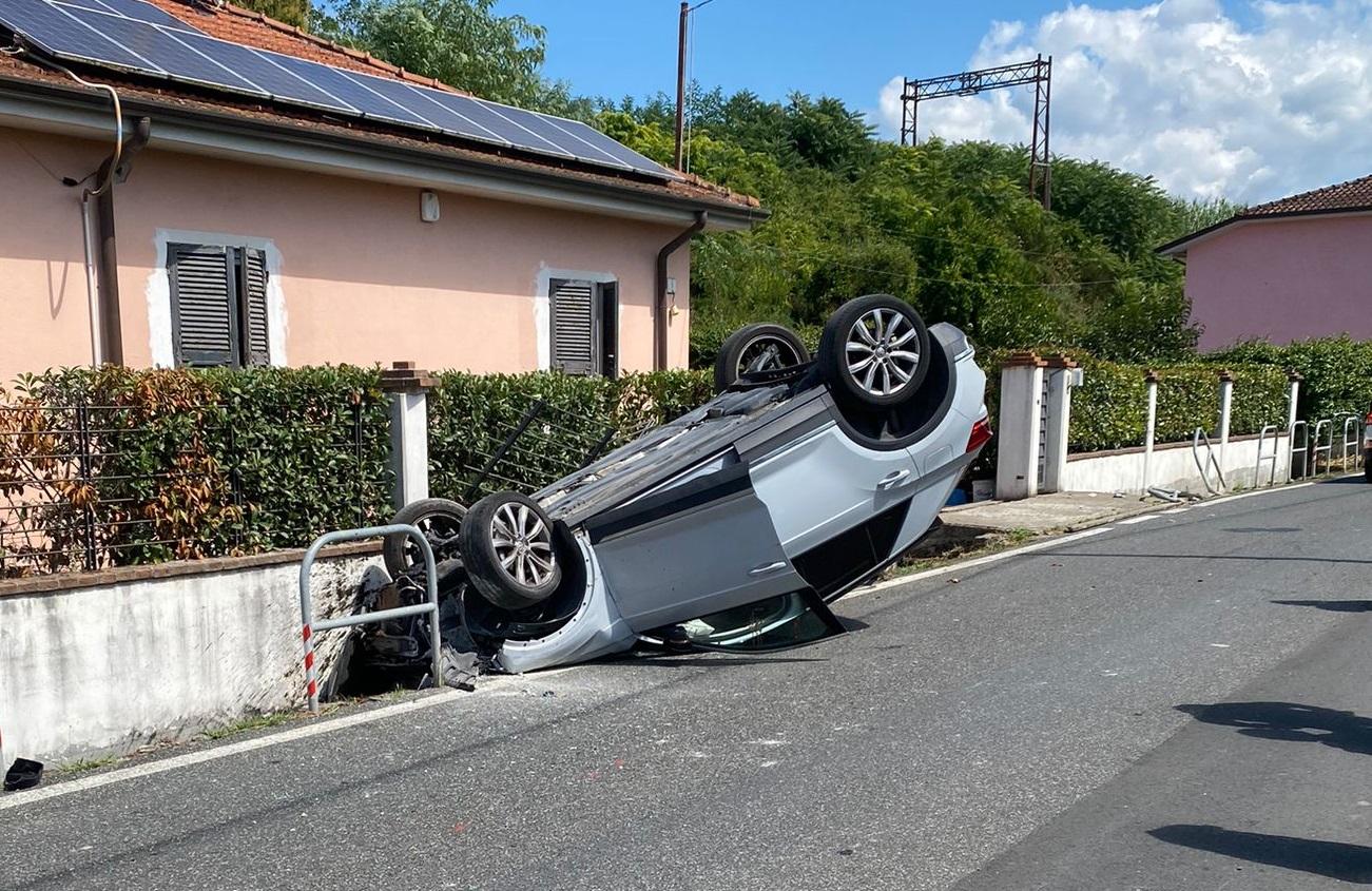Santo Stefano Magra: 2 auto si ribaltano in via Cisa Vecchia, scattano i controlli Santo Stefano Magra: 2 auto si ribaltano in via Cisa Vecchia, scattano i controlli
