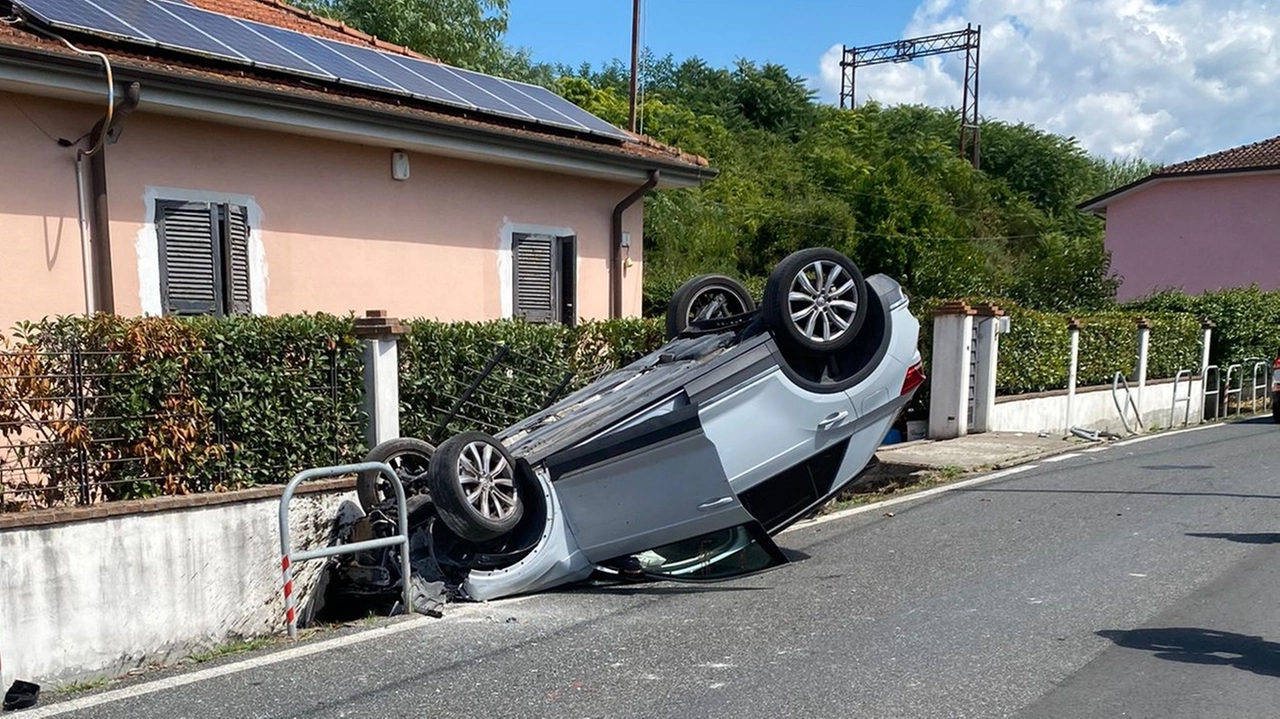 Auto ribaltata in via Cisa Vecchia Auto ribaltata in via Cisa Vecchia