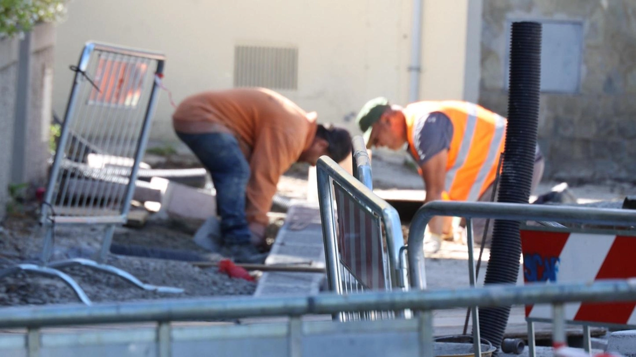Lavori su venticinque tratti di pavimentazione Lavori su venticinque tratti di pavimentazione