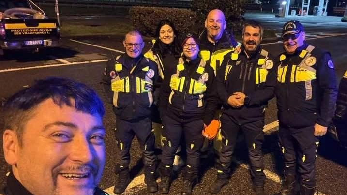 Il gruppo dei volontari della Protezione civile Ser Fir Cb lunigianesi al lavoro in queste ore nel fiorentino. Al centro il presidente Alessandro Ruggeri